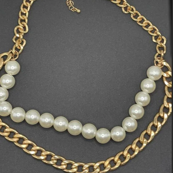 N10- Gold chain with medium size faux pearls - Picture 3 of 3